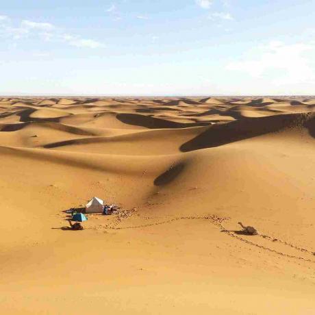 Vista aérea do parque de campismo no deserto.