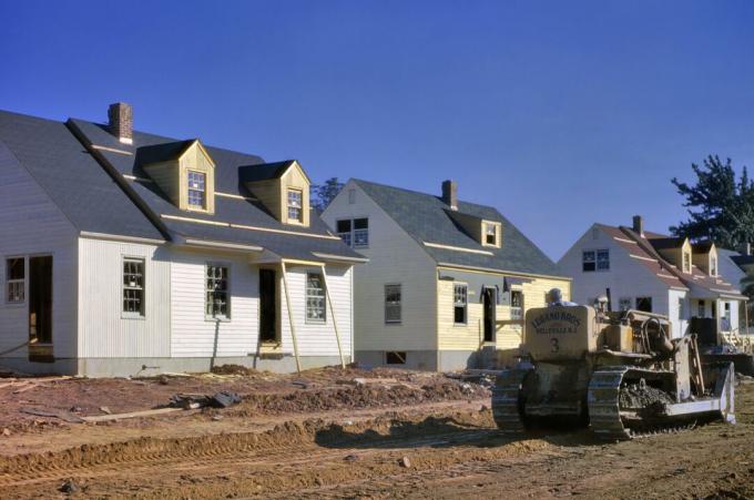 casas brancas simples com trapeiras em construção