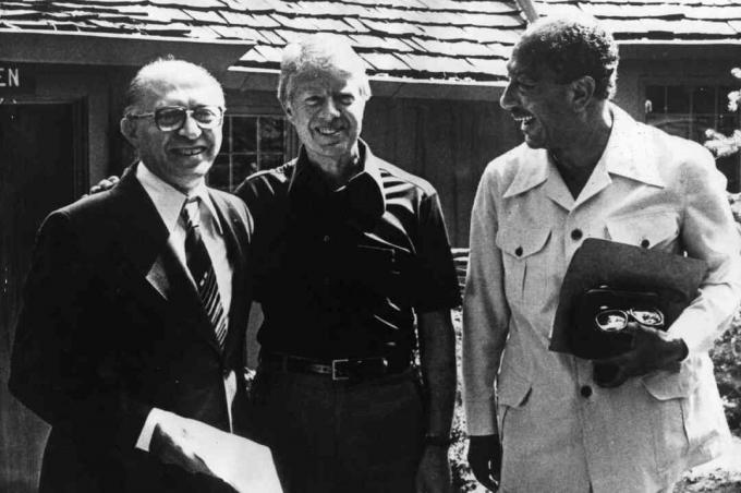 foto de Begin, Carter e Sadat em Camp David