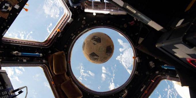 A bola de futebol de Ellison Onizuka, recuperada após o desastre do Challenger, voa a bordo da Estação Espacial Internacional durante a Expedição 49.