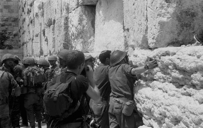 Soldados israelenses no Muro das Lamentações em Jerusalém