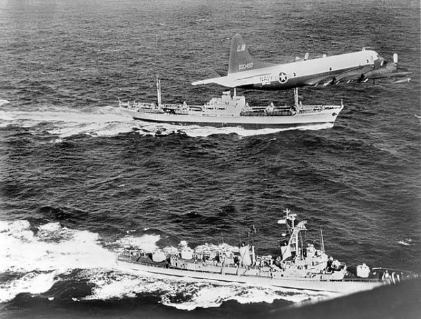 O cargueiro soviético Anosov, na retaguarda, sendo escoltado por um avião da Marinha e o contratorpedeiro USS Barry, enquanto deixava Cuba durante a crise dos mísseis cubanos de 1962.