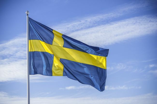 Bandeira da nação sueca sob a luz do sol