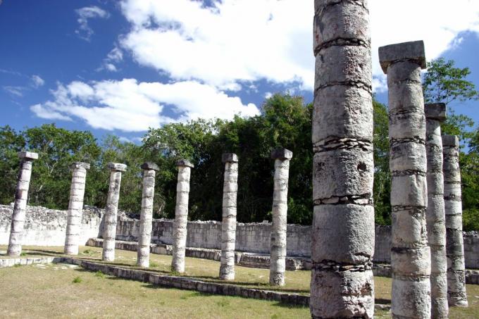 As colunas provavelmente sustentavam um teto feito de fibra macia, agora distante, de Chichén Itzá