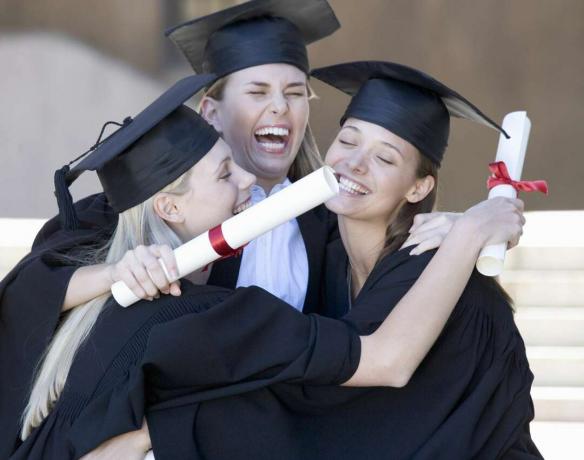 Graduação de 3 muchachas universitarias