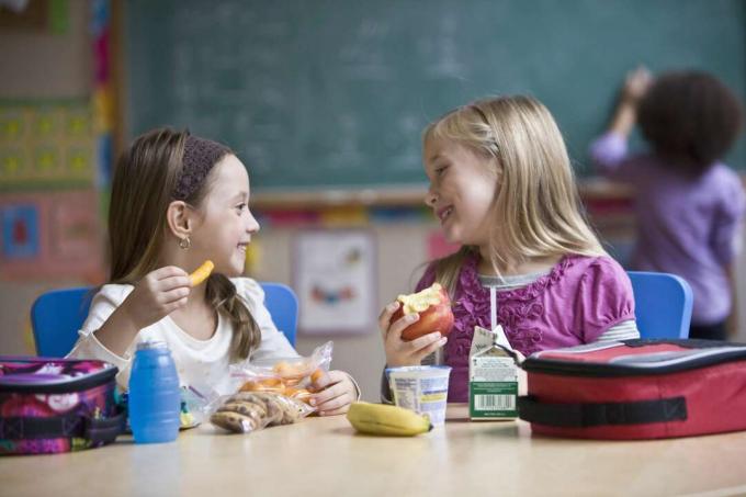 Niñas hispanas en escuela