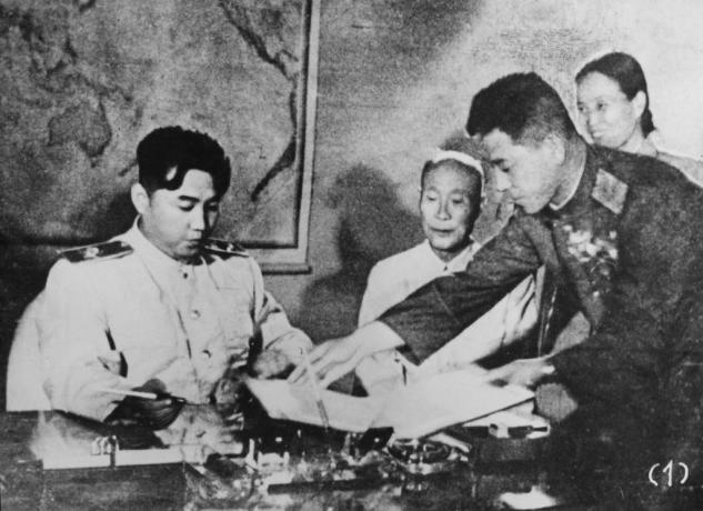 O líder norte-coreano Kim Il-Sung assina o Acordo de Armistício Coreano em Pyongyang, Coréia do Norte, 1953