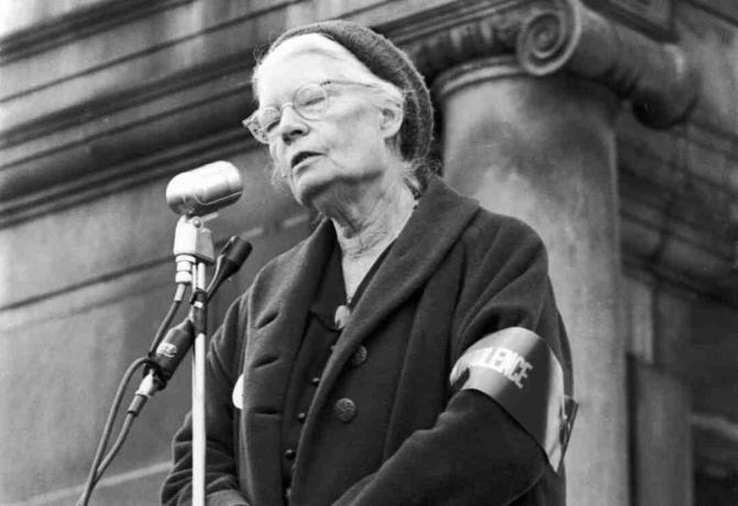 Fotografia de Dorothy Day, uma manifestação anti-guerra.