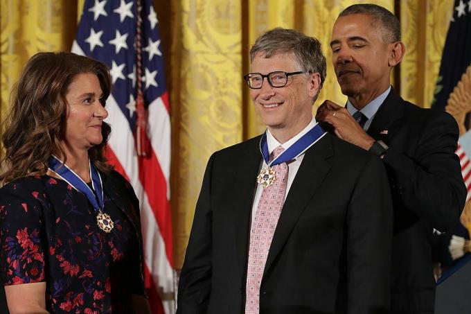 O presidente dos EUA, Barack Obama (R), concede a Medalha Presidencial da Liberdade ao fundador da Microsoft, Bill Gates (C), e sua esposa Melinda Gates (E)