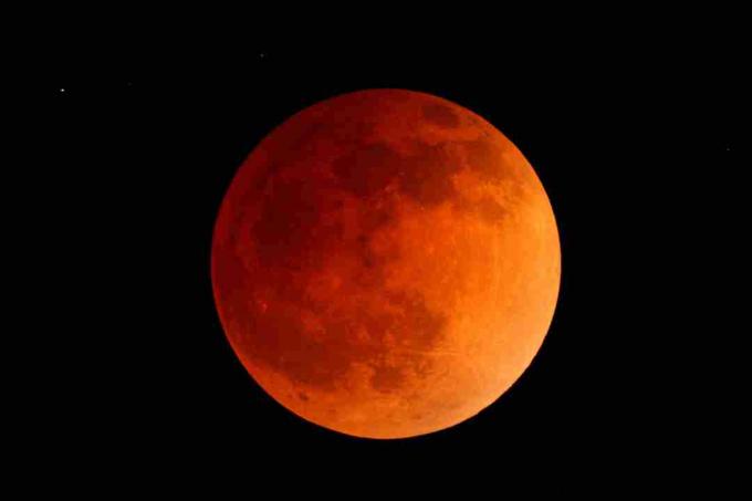 Uma lua de sangue é um nome para a lua avermelhada vista durante um eclipse lunar total.