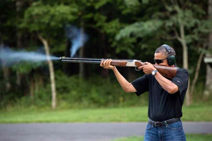 foto do presidente Barack Obama disparando uma espingarda em Camp David