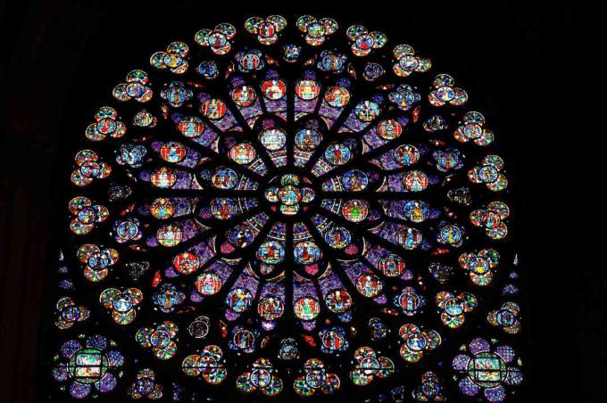 Vitral grande rosa em Notre Dame de Paris