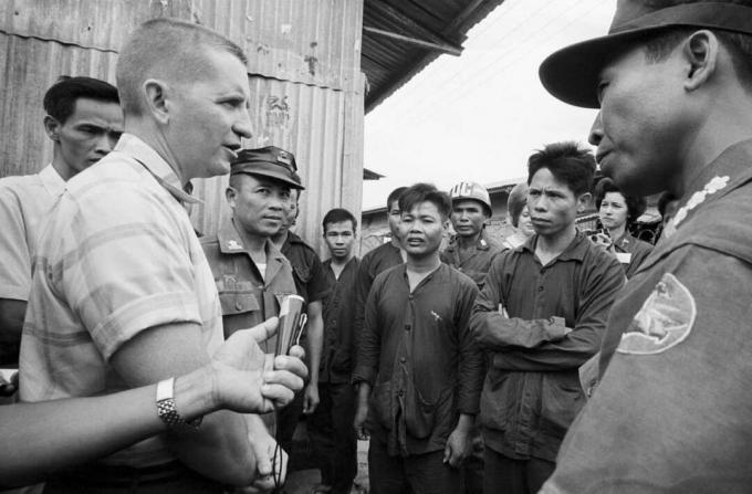 Ross Perot visitando prisioneiros de guerra do Vietnã do Norte