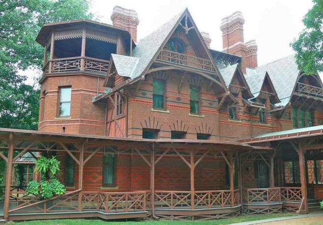 A Casa Mark Twain é elaboradamente decorada com tijolos estampados e adornos ornamentais