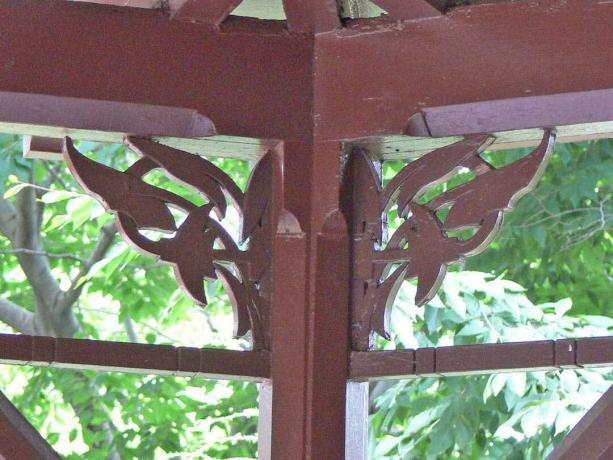 Os pilares da varanda da casa de Mark Twain são ornamentados com um motivo decorativo de folhas.