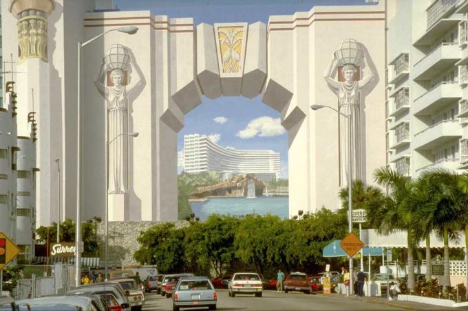 Trompe l'oeil mural de um arco egípcio na construção em Miami, Flórida