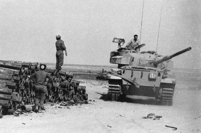 Tanque israelense no depósito de suprimentos no Sinai, 1973.