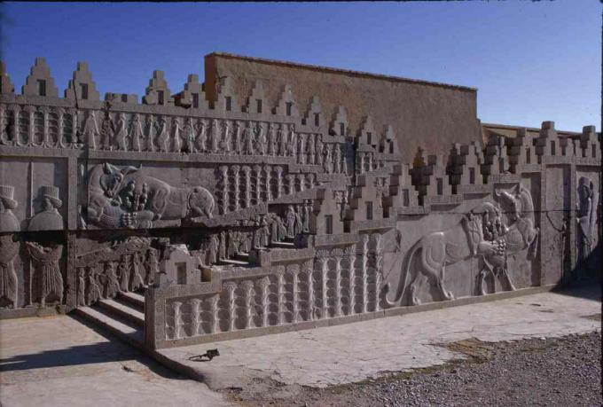 Escultura em relevo na Escadaria Apadana em Persépolis