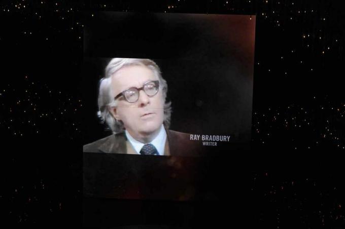 Foto de Ray Bradbury projetada contra um fundo estrelado