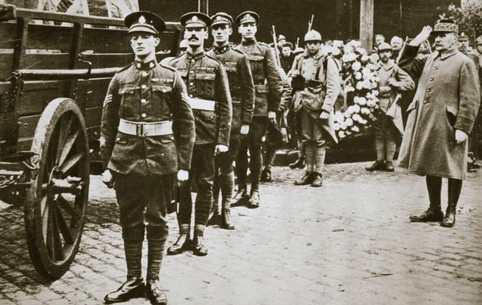 Marechal Foch Francês Geral Saudando o Soldado Desconhecido Britânico por volta de 1918