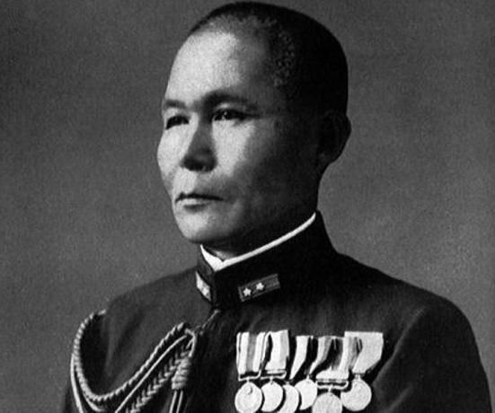 Vice-almirante Jisaburo Ozawa, olhando à esquerda em seu uniforme naval.