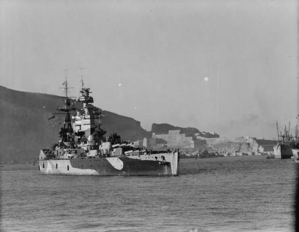 Navio de guerra HMS Nelson no porto de Mers-el-Kebir, 1942.