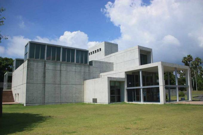 Assemelha-se a caixas de pedra e vidro construídas em conjunto