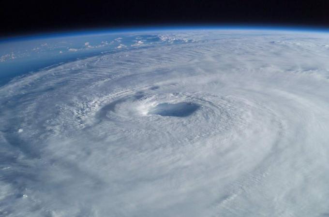 Fotografia aérea de tempestade tropical.