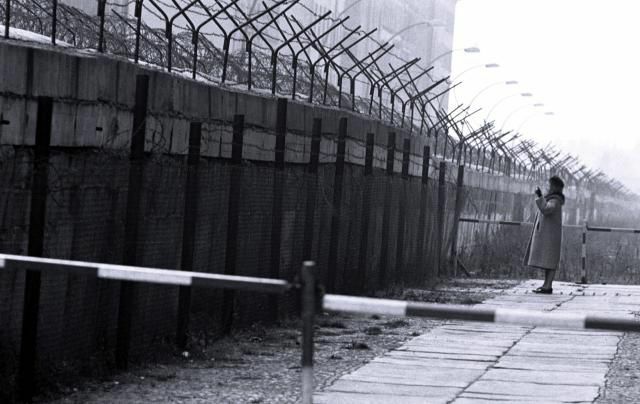 O berlinense ocidental aos pés do muro conversa com berlinense oriental, em novembro de 1962.