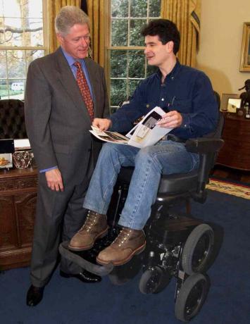 Bill Clinton e Dean Kamen no escritório do presidente. Kamen está no seu iBOT.