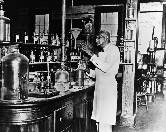 George Washington Carver em laboratório