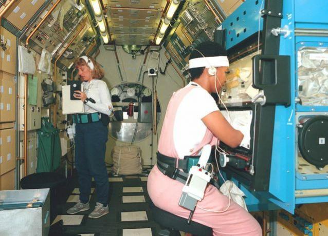 Fotos de Mae Jemison - Treinamento da tripulação Spacelab-J: Jan Davis e Mae Jemison