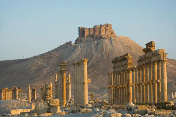 Qala'at ibn Maan tem vista para a grande colunata de Palmyra, na Síria