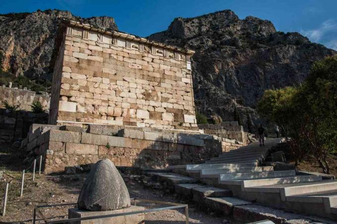 O Omphalos (umbigo do mundo) de Delphi, local antigo de Delphi, Grécia