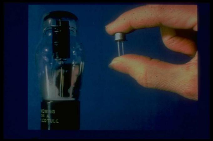 Tubo de vácuo e transistor, antecessores funcionais de chips semicondutores