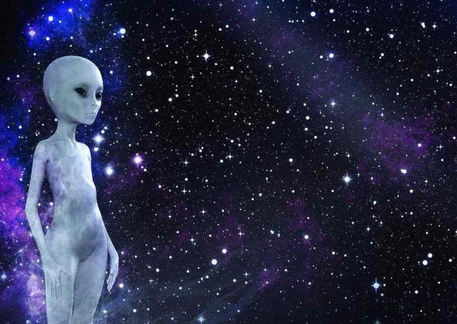Alienígena contra um pano de fundo de estrelas.