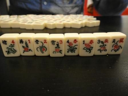 O terno de flor de um conjunto de peças de Mahjong.