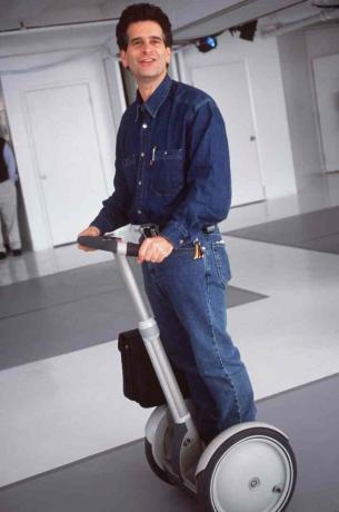 O inventor Dean Kamen apresenta o Segway Human Transporter, a primeira máquina de transporte dinâmica, com auto balanceamento e energia elétrica do mundo.