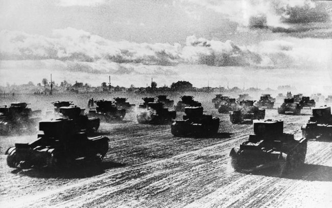 Tanques russos avançando para a frente, junho de 1941.