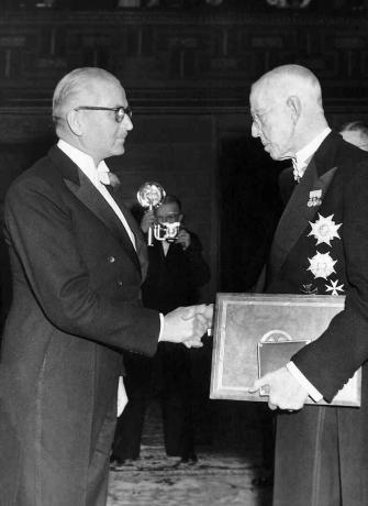 Rei Gustav V Apresenta Prêmio Nobel em Cerimônia