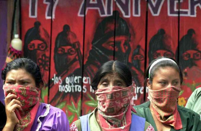 Três mulheres zapatistas com rostos mascarados