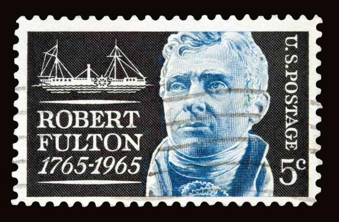 Um selo postal de 5 cêntimos emitido em 1965 nos Estados Unidos, mostrando o engenheiro americano Robert Fulton