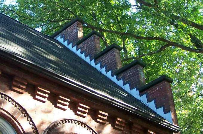 metal piscando ao longo do parapeito de um prédio de tijolos de Stockbridge, Massachusetts