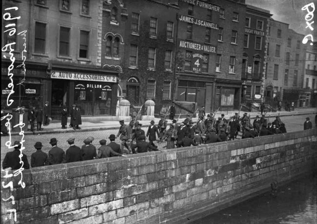 Prisioneiros rebeldes irlandeses marcharam por Dublin em 1916.