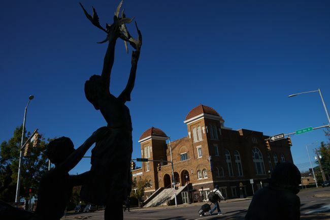 Uma vista da estátua 'Four Spirits' e da 16th Street Baptist Church em Birmingham, Alabama.