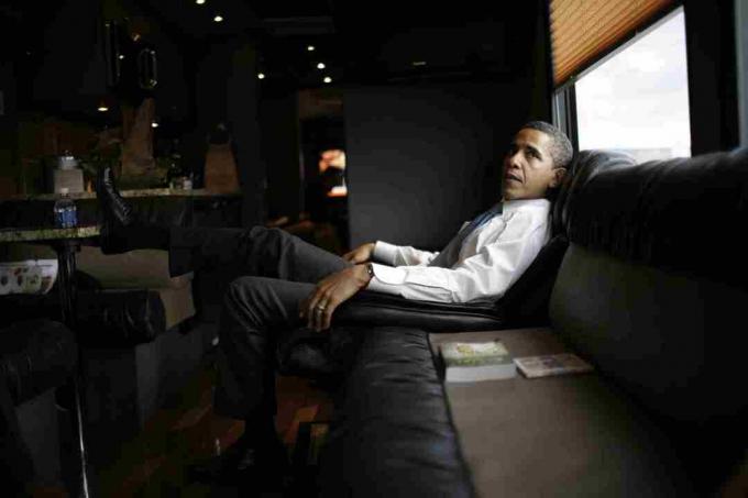 Barak Obama relaxa em seu ônibus de turismo de campanha em 2008