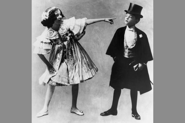 Adele e Fred Astaire, irmão e irmã atuam em vaudeville, por volta de 1905