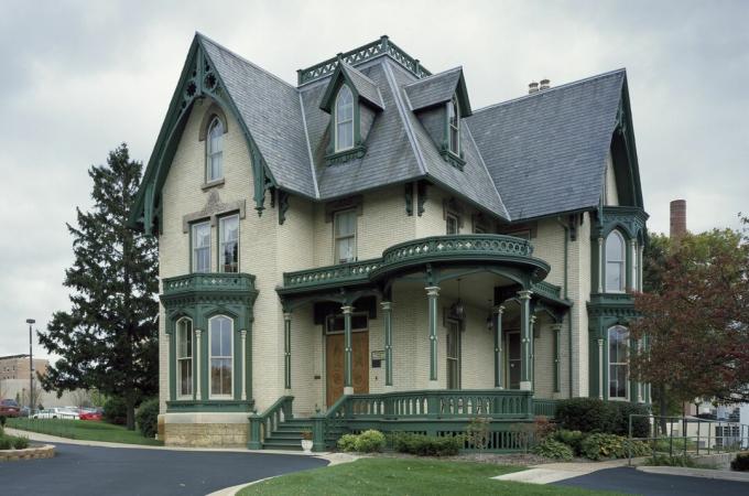 The Lake-Peterson House, 1873, uma casa gótica de revival em Yellow Brick, em Rockford, Illinois