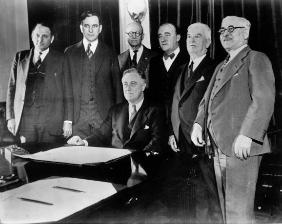 Membros do Congresso posando com Franklin D Roosevelt na assinatura da Lei Cullen-Harrison