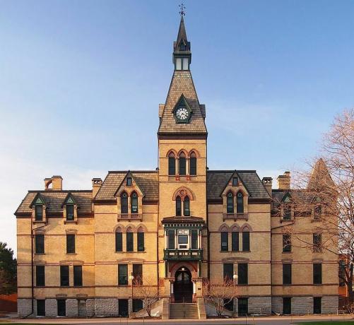 The Old Main na Hamline University.